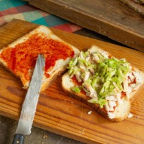 На ломтик хлеба кладём нарезанное мясо, затем щедрую щепоть капусты На ломтик хлеба кладём нарезанное мясо, затем щедрую щепоть капусты