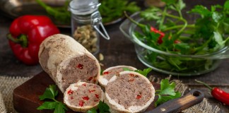 Диетический рулет из говядины с куриным филе