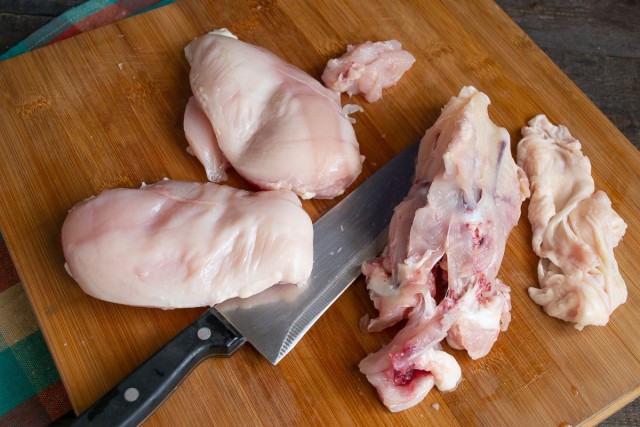 Делаем срезы на курином филе для оболочки рулетов, остальное мясо нарезаем кубиками для фарша
