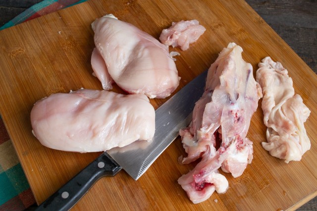 Делаем срезы на курином филе для оболочки рулетов, остальное мясо нарезаем кубиками для фарша Делаем срезы на курином филе для оболочки рулетов, остальное мясо нарезаем кубиками для фарша