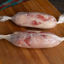 Оборачиваем фарш куриным мясом, заворачиваем всё в пленку и связываем края Оборачиваем фарш куриным мясом, заворачиваем всё в пленку и связываем края