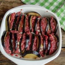 Укладываем баклажаны с мясом в форму Укладываем баклажаны с мясом в форму