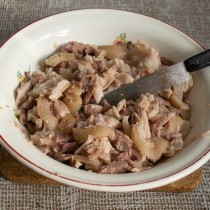Нарезаем кожу и мясо, кладём в лотки для заливного или тарелку Нарезаем кожу и мясо, кладём в лотки для заливного или тарелку