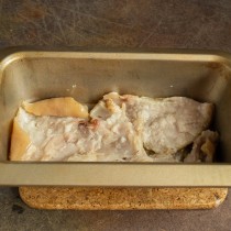 Застилаем дно и бока формы свиной кожей Застилаем дно и бока формы свиной кожей