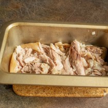 Счищаем мясо с костей и плотно заполняем им форму до половины Счищаем мясо с костей и плотно заполняем им форму до половины