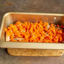 Выкладываем на свинину кубики моркови ровным слоем Выкладываем на свинину кубики моркови ровным слоем