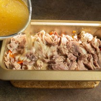 Выкладываем оставшееся мясо и заливаем бульоном с вином и желатином Выкладываем оставшееся мясо и заливаем бульоном с вином и желатином