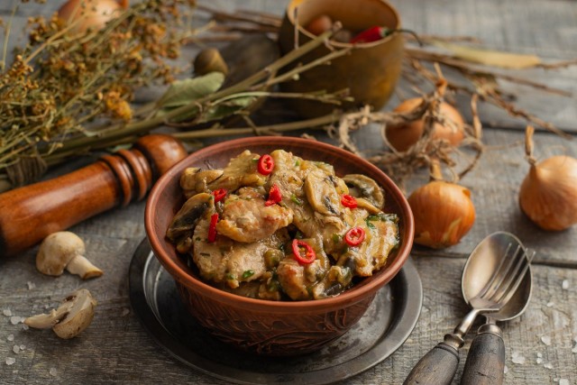 Мясо с грибами на сковороде — вкусное домашнее рагу Мясо с грибами на сковороде — вкусное домашнее рагу