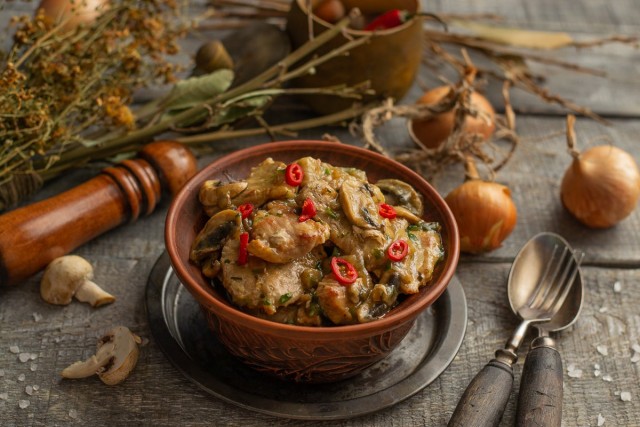 Мясо с грибами на сковороде — вкусное домашнее рагу Мясо с грибами на сковороде — вкусное домашнее рагу