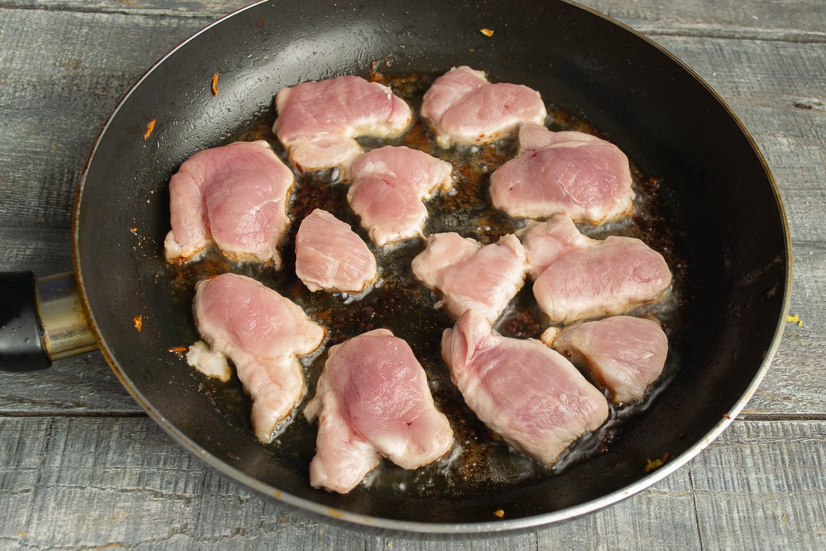 Поджаривает ломтики. Свинина жареная кусочками. Мясо на сковороде. Свинину на сковороде. Кусок свинины на сковороде.