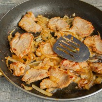 Жарим мясо с луком и чесноком на умеренном огне несколько минут Жарим мясо с луком и чесноком на умеренном огне несколько минут