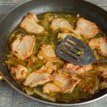 Вливаем в сковороду горячий куриный бульон Вливаем в сковороду горячий куриный бульон