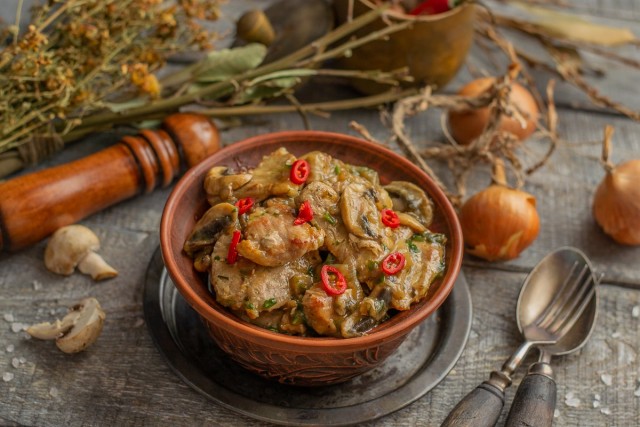 Подаём мясо с грибами горячим. В качестве гарнира подойдет рис или картофельное пюре Подаём мясо с грибами горячим. В качестве гарнира подойдет рис или картофельное пюре