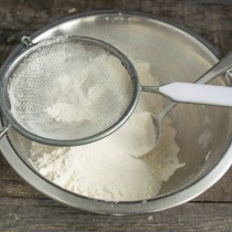 Смешиваем муку с пекарским порошком. Муку просеиваем Смешиваем муку с пекарским порошком. Муку просеиваем