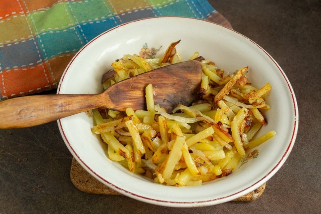 Жарим картошку, добавляем лук и солим по вкусу Жарим картошку, добавляем лук и солим по вкусу