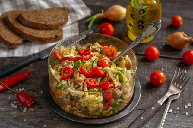 Салат из капусты и свинины — быстро и очень вкусно