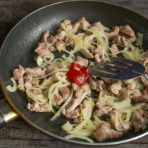 Обжариваем мясо с луком, добавляем томатную пасту и перемешиваем Обжариваем мясо с луком, добавляем томатную пасту и перемешиваем