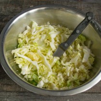 Капусту режем полосками и добавляем к огурцу Капусту режем полосками и добавляем к огурцу
