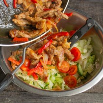 Выкладываем тёплое мясо вместе с соками и маслом Выкладываем тёплое мясо вместе с соками и маслом