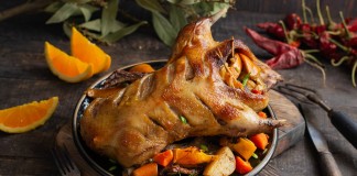 Сочная утка с апельсинами по-французски