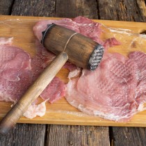 Отбиваем куски свинины Отбиваем куски свинины