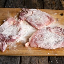 Первый слой панировки — пшеничная мука или крахмал Первый слой панировки — пшеничная мука или крахмал