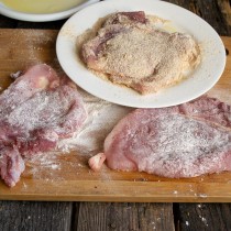 Кладём шницели в сухари и аккуратно панируем Кладём шницели в сухари и аккуратно панируем
