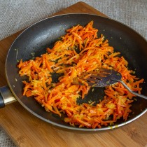 Обжариваем морковь с луком и чесноком Обжариваем морковь с луком и чесноком