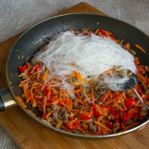 В сковороду с говядиной и овощами кладём соевую лапшу В сковороду с говядиной и овощами кладём соевую лапшу