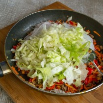 Добавляем порезанный салат