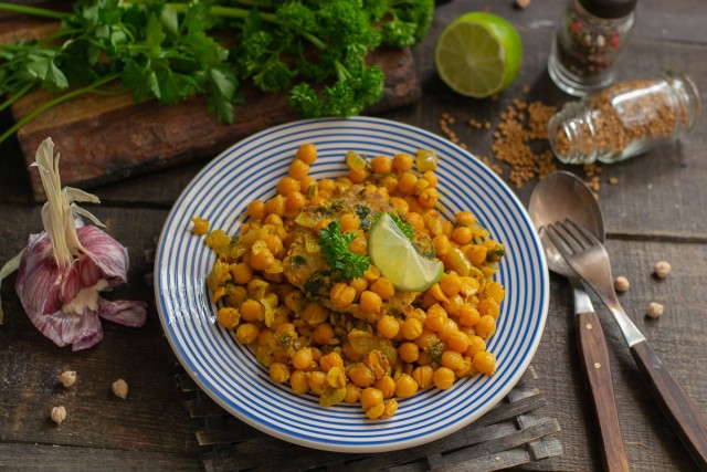 Сытное карри из нута по мотивам индийской кухни