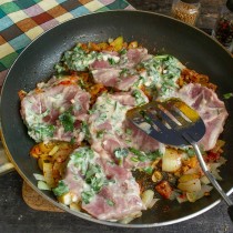 Обжариваем маринованное мясо на сильном огне с одной стороны, добавляем йогуртовый маринад Обжариваем маринованное мясо на сильном огне с одной стороны, добавляем йогуртовый маринад