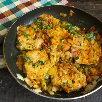 Переворачиваем мясо, готовим на среднем огне 7-8 минут Переворачиваем мясо, готовим на среднем огне 7-8 минут
