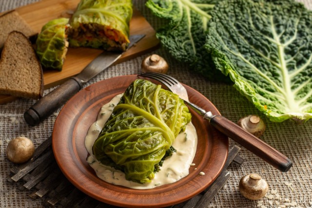 Вегетарианские голубцы на пару из савойской капусты