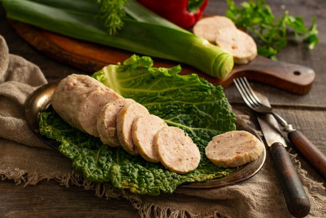 Домашняя колбаса из свинины с курицей