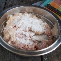 Насыпаем картофельный или кукурузный крахмал Насыпаем картофельный или кукурузный крахмал
