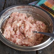 Тщательно вымешиваем колбасный фарш Тщательно вымешиваем колбасный фарш