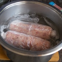 Кладём колбаски в горячую воду 