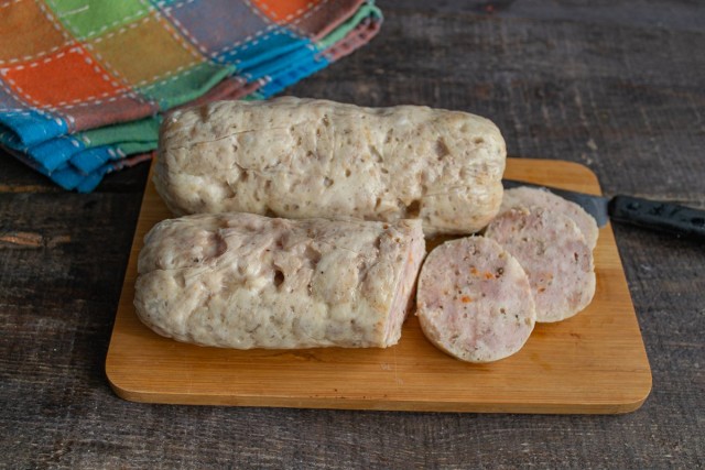 Домашняя колбаса из свинины с курицей готова Домашняя колбаса из свинины с курицей готова