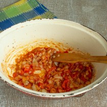 Обжариваем помидоры несколько минут, добавляем томатный кетчуп и молотую сладкую паприку