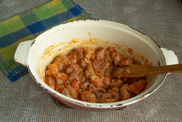 Обжаренное мясо посыпаем молотой куркумой и перчим. Разогреваем духовой шкаф Обжаренное мясо посыпаем молотой куркумой и перчим. Разогреваем духовой шкаф