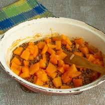 Нарезаем мякоть мускатной тыквы крупными кубиками и выкладываем на гречку Нарезаем мякоть мускатной тыквы крупными кубиками и выкладываем на гречку