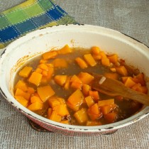 Наливаем мясной бульон и солим Наливаем мясной бульон и солим