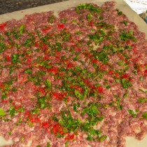 Посыпаем мясо петрушкой и копченой паприкой Посыпаем мясо петрушкой и копченой паприкой