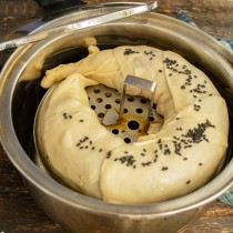 Посыпаем ленивый пельмень черным кунжутом или перцем Посыпаем ленивый пельмень черным кунжутом или перцем