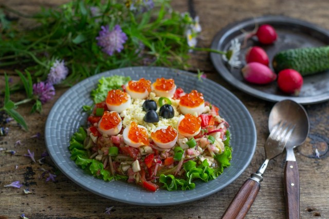 Летняя закуска с перепелиными яйцами и красной икрой Летняя закуска с перепелиными яйцами и красной икрой
