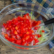 Половину стручка болгарского перца режем маленькими кубиками Половину стручка болгарского перца режем маленькими кубиками