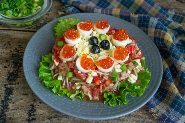 Украшаем летнюю закуску белками яиц с икрой и маслинами Украшаем летнюю закуску белками яиц с икрой и маслинами