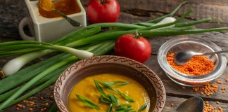 Питательный крем-суп из красной чечевицы с куркумой