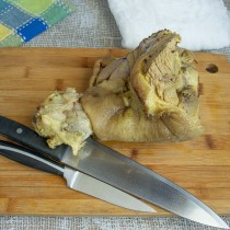 Остужаем рульку в бульоне. Остывшее мясо аккуратно достаём Остужаем рульку в бульоне. Остывшее мясо аккуратно достаём